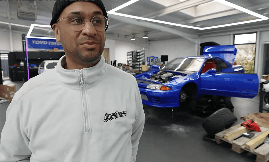 JP Performance Freundin mit JP Kraemer in der Werkstatt