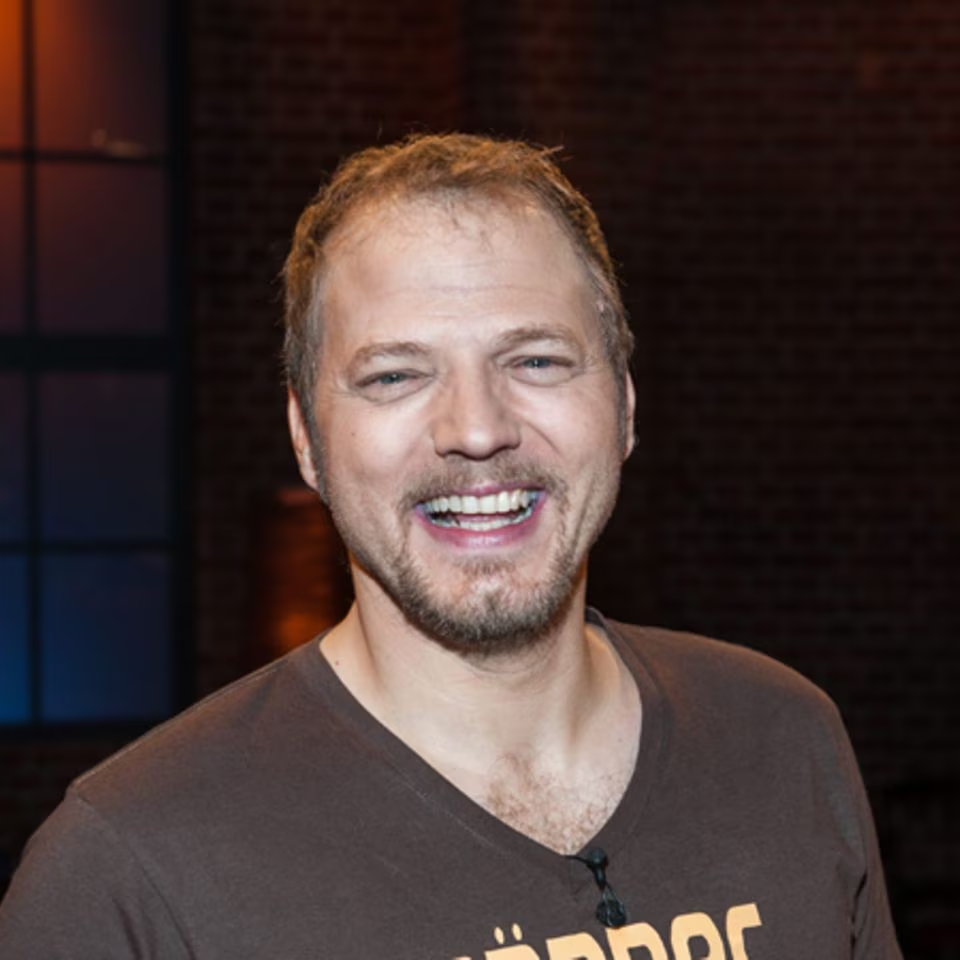 Mario Barth Vermögen 2026 – Bühnenauftritt vor tausenden Zuschauern