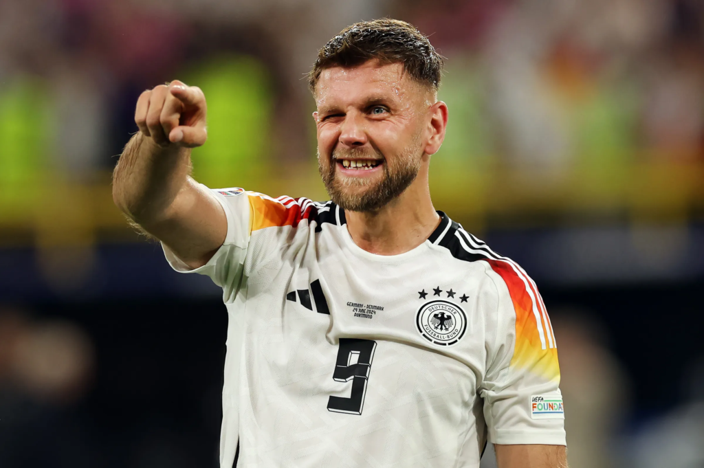 Lisa Füllkrug unterstützt Niclas Füllkrug bei einem Fußballspiel